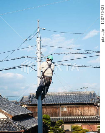 住宅街で電気工事　電柱 138776425
