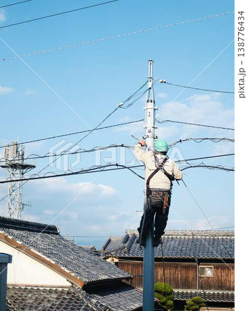 住宅街で電気工事　電柱 138776434