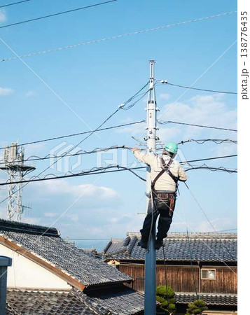 住宅街で電気工事 電柱 住宅街で電気工事 電柱 138776435