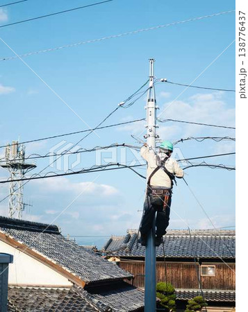 住宅街で電気工事 電柱 住宅街で電気工事 電柱 138776437
