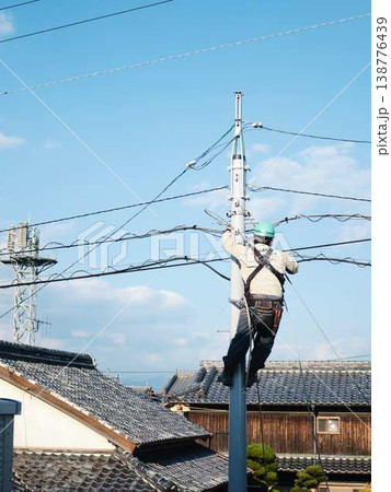 住宅街で電気工事 電柱 住宅街で電気工事 電柱 138776439