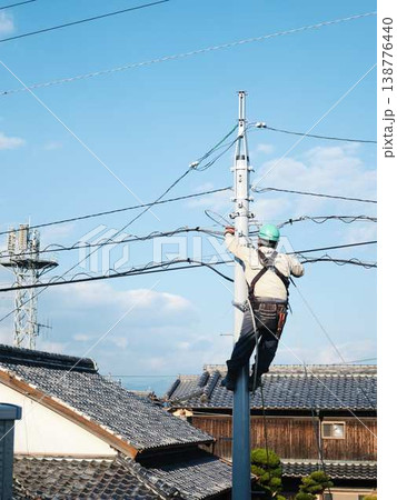 住宅街で電気工事　電柱 138776440