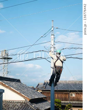 住宅街で電気工事　電柱 138776442