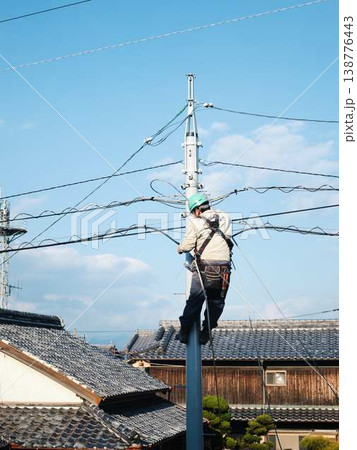 住宅街で電気工事 電柱 住宅街で電気工事 電柱 138776443