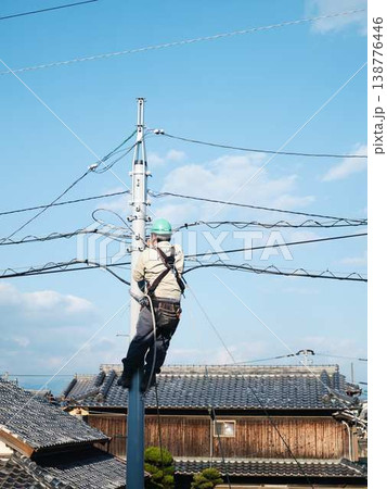 住宅街で電気工事 電柱 住宅街で電気工事 電柱 138776446