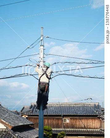 住宅街で電気工事　電柱 138776448