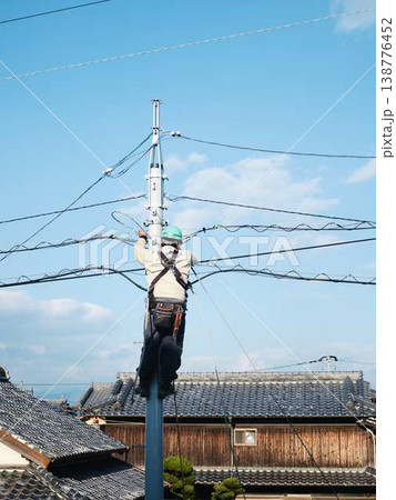 住宅街で電気工事　電柱 138776452
