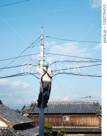 住宅街で電気工事 電柱 住宅街で電気工事 電柱 138776453