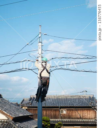 住宅街で電気工事 電柱 住宅街で電気工事 電柱 138776455