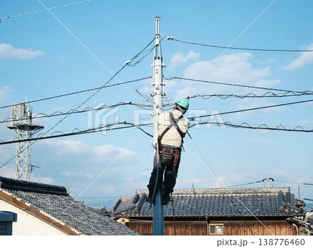 住宅街で電気工事　電柱 138776460