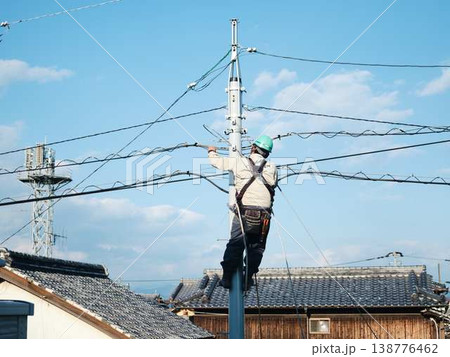 住宅街で電気工事 電柱 住宅街で電気工事 電柱 138776462