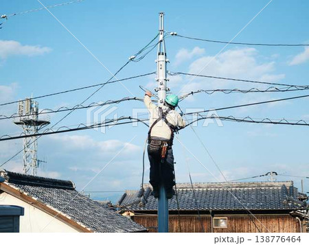 住宅街で電気工事　電柱 138776464