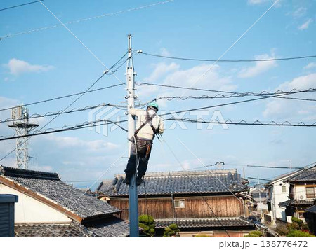 住宅街で電気工事 電柱 住宅街で電気工事 電柱 138776472