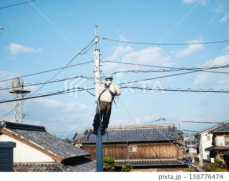 住宅街で電気工事 電柱 住宅街で電気工事 電柱 138776474