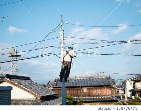 住宅街で電気工事 電柱 住宅街で電気工事 電柱 138776475