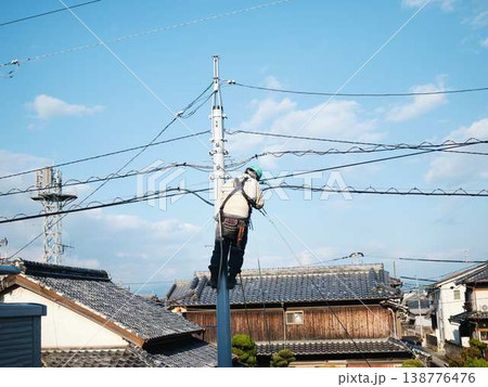 住宅街で電気工事 電柱 住宅街で電気工事 電柱 138776476