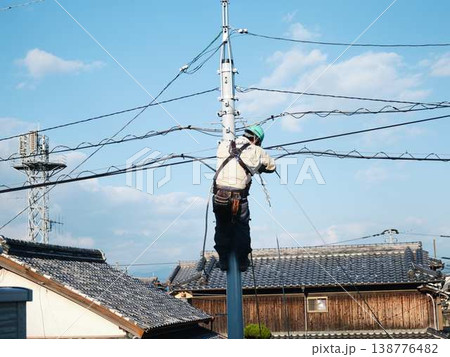 住宅街で電気工事 電柱 住宅街で電気工事 電柱 138776482