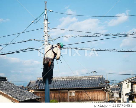 住宅街で電気工事 電柱 住宅街で電気工事 電柱 138776485