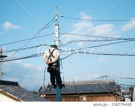住宅街で電気工事　電柱 138776488