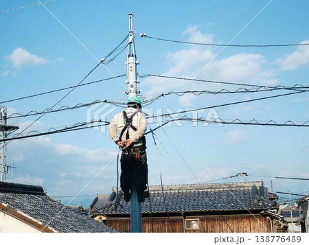 住宅街で電気工事 電柱 住宅街で電気工事 電柱 138776489