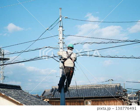 住宅街で電気工事 電柱 住宅街で電気工事 電柱 138776491