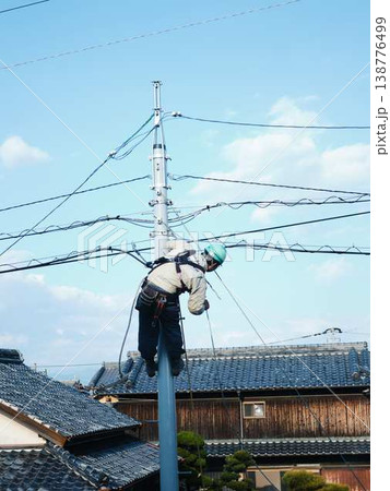 住宅街で電気工事　電柱 138776499