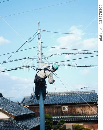 住宅街で電気工事　電柱 138776500