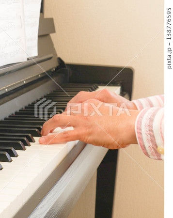 ピアノの演奏をしている手・指 138776595