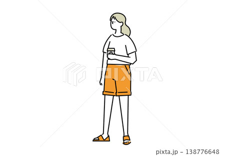 テイクアウトドリンクを持って立つ女の子 138776648
