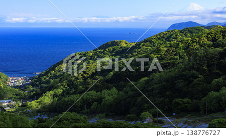 石部の棚田、海越しの駿河湾と富士山 138776727