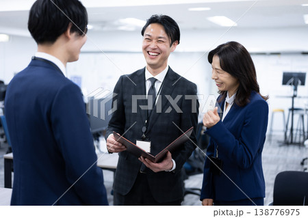 笑顔のマネージャーと現場社員 138776975