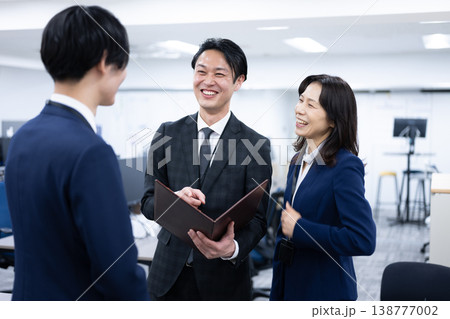 笑顔のマネージャーと現場社員 138777002