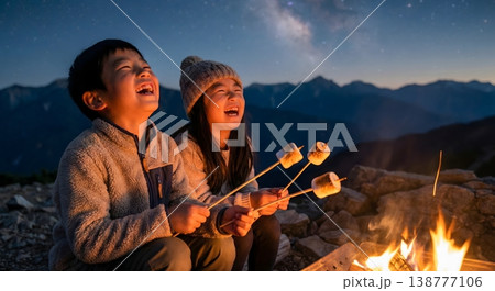 満天の星空の下 焚き火を囲んで笑い合う子供たち 夏休み 絶景 138777106