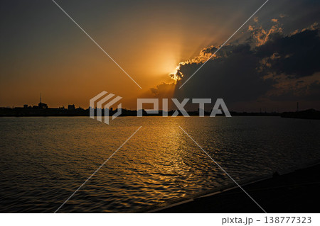 国府台の江戸川から見た夕陽 国府台の江戸川から見た夕陽 138777323
