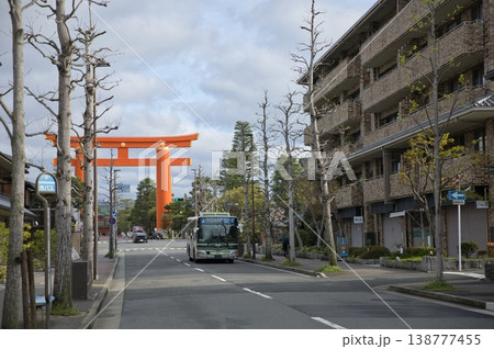 京の風景 岡崎エリア神宮道を走る市バス2 京の風景 岡崎エリア神宮道を走る市バス2 138777455