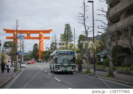 京の風景 岡崎エリア神宮道を走る市バス7 京の風景 岡崎エリア神宮道を走る市バス7 138777460