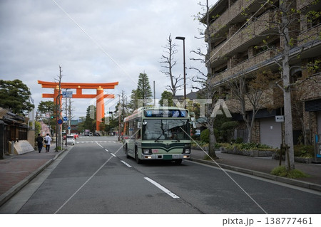 京の風景 岡崎エリア神宮道を走る市バス8 京の風景 岡崎エリア神宮道を走る市バス8 138777461