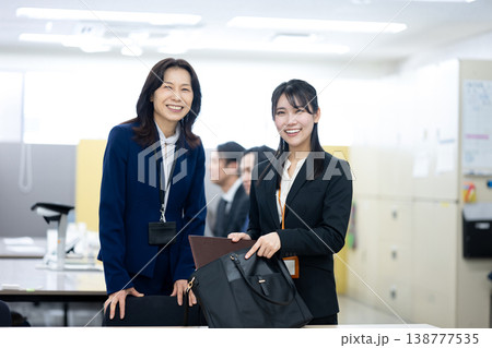 営業職の女性 138777535