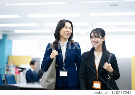 営業職の女性 138777545