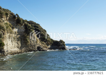 勝浦の断崖と青い海と青い空 勝浦の断崖と青い海と青い空 138777621
