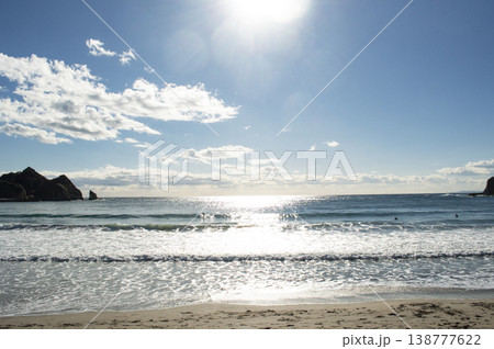 勝浦海岸から見る青い海と波と太陽 138777622