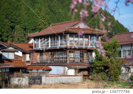 岡山県新庄村のとても美しい春の桜の季節 138777798