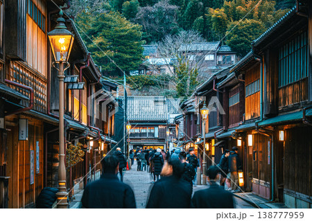 日本　金沢のひがし茶屋街の夕景　夜景 138777959