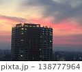 夕焼けに染まるマンション 138777964
