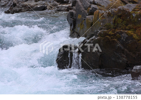 四国、吉野川の大歩危峡 138778155