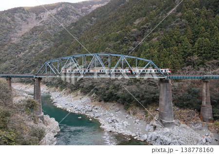 JR四国、大歩危峡の第2吉野川橋梁（左が岡山、右が高知）を渡る特急南風 138778160