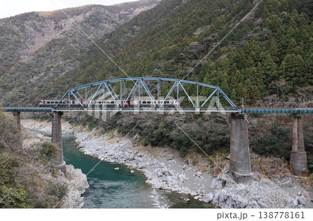 JR四国、大歩危峡の第2吉野川橋梁（左が岡山、右が高知）を渡る特急南風 138778161