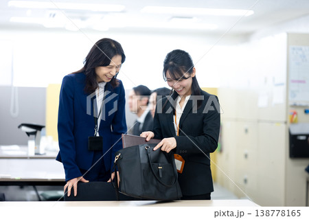準備する営業職の女性 準備する営業職の女性 138778165