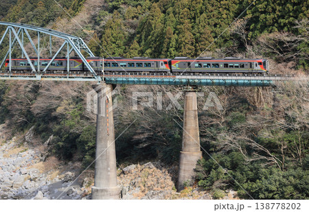JR四国、大歩危峡の第2吉野川橋梁（左が岡山、右が高知）を渡る特急南風 138778202