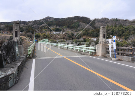 徳島県三好市三縄、吉野川に架かる三好橋（三縄側から白地側を見る） 138778203